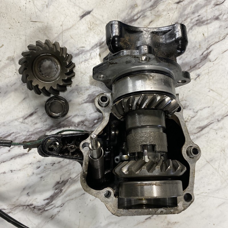 1985 - 1988 YAMAHA YFM200 MOTO-4 Motor Tranny Reverse GearsOutput Shaft Good