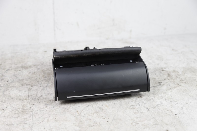 2017 - 2021 MASERATI GHIBLI DASH PHONE STORAGE BOX COMPARTMENT OEM 670066186