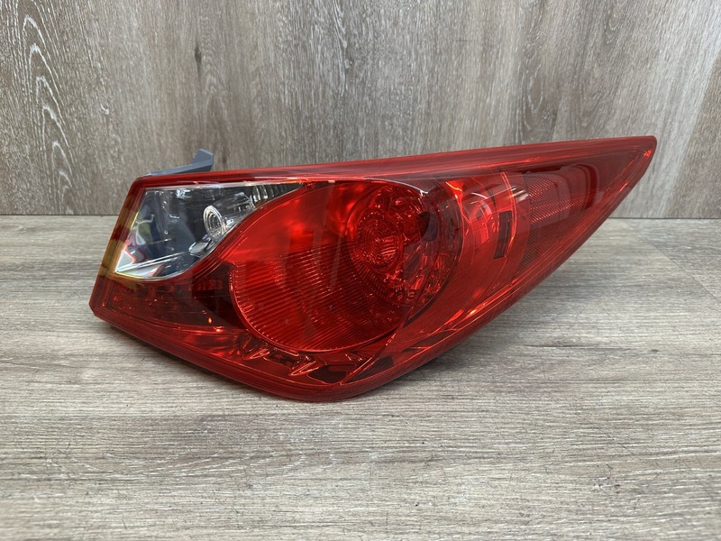 2011-2014 HYUNDAI SONATA OUTERRH TAIL LIGHT SIDE OEMASSY PART# 92402-3Q000