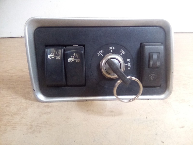 Kenworth T600 S64-1123-121 Dash Panel Ignition Switch W/Key