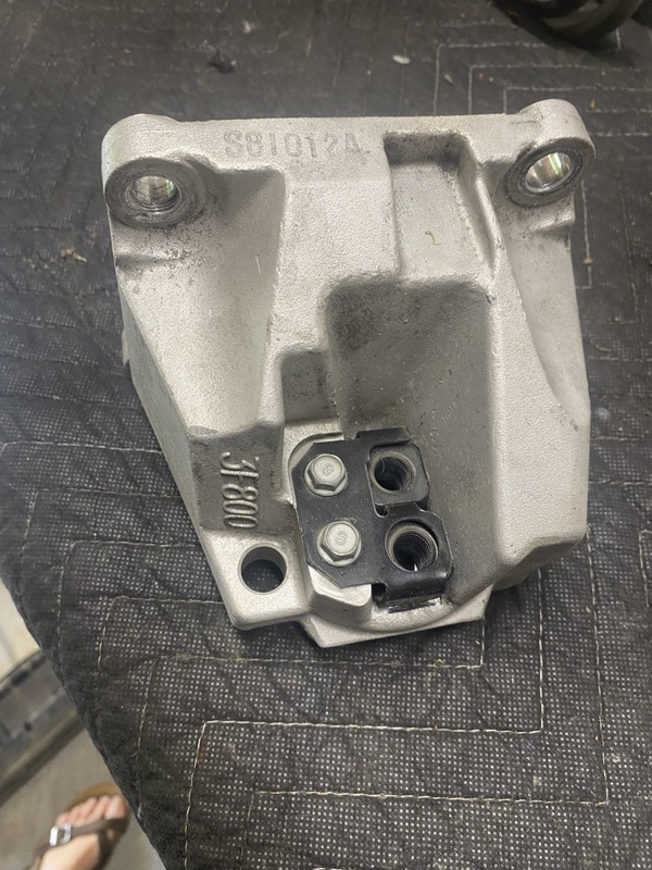 2017 KIA SORENTO LX TRANSMISSION SUPPORT BRACKET OEM