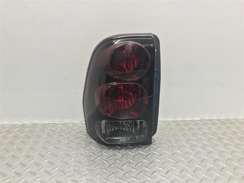 2002-2009 CHEVY TRAILBLAZER DRIVER SIDE TAIL LIGHT LAMP OEM 15131578