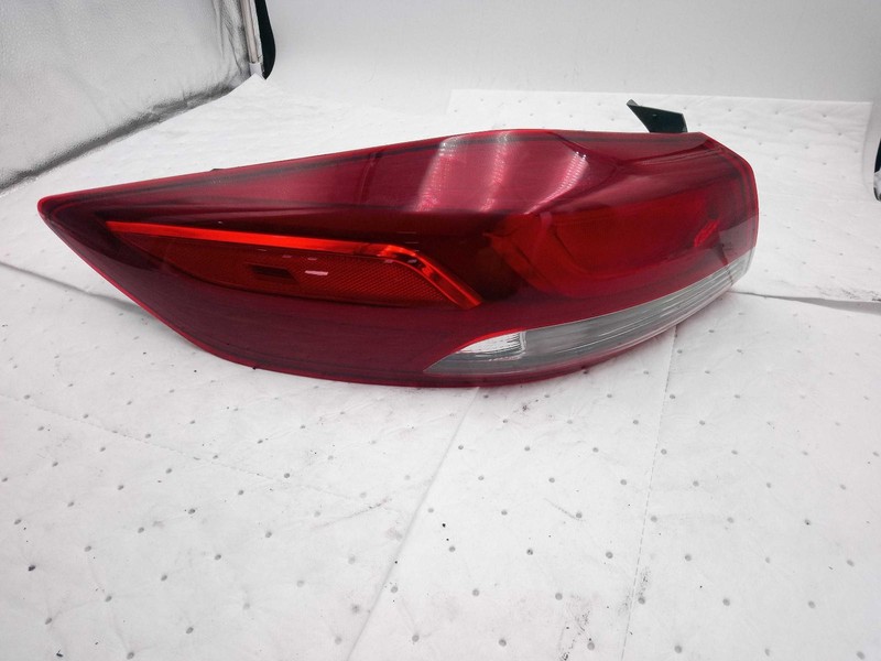 2017 Hyundai Elantra Right Tail Light Assembly Gold OEM 644890 79K Miles