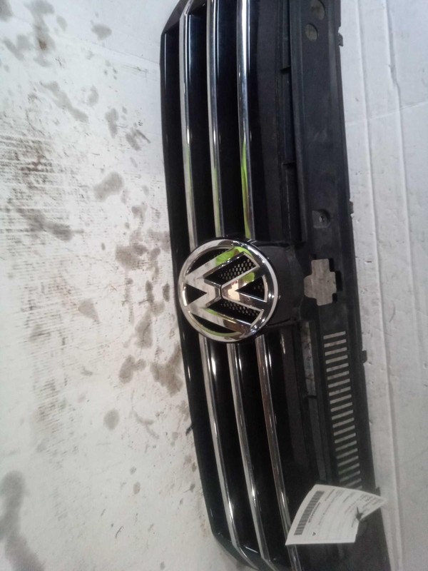 2015 Volkswagen Passat White Upper Grille OEM 561853651AOQE 84000 Miles