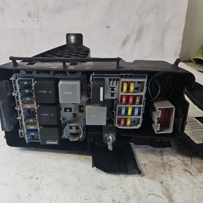 2003-2009 Volvo S60 2.5T Under Hood Fuse Box Relay 30797010 OEM