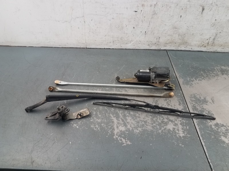 2001 Chevy Camaro Z28 Windshield Wiper Motor / Arms / Linkage #6779 Y2