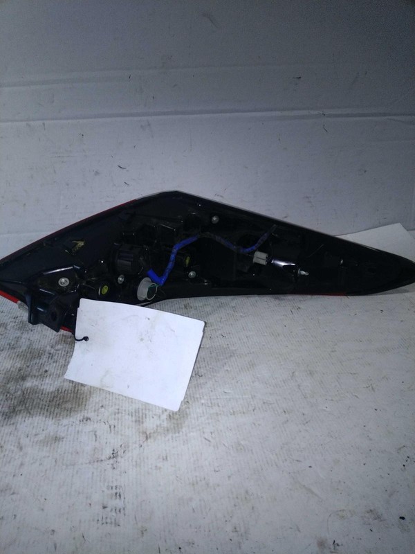 Used Right Tail Light Assembly fits: 2018 Toyota Camry quarter panel mounted inc
