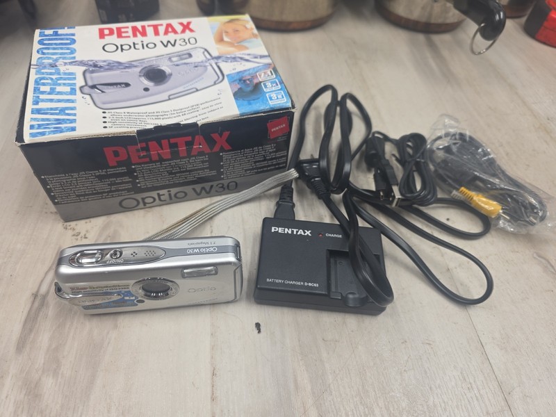 Pentax Optio W30 Digital Camera 7.1 MP 3X Zoom WaterproofTested With Battery