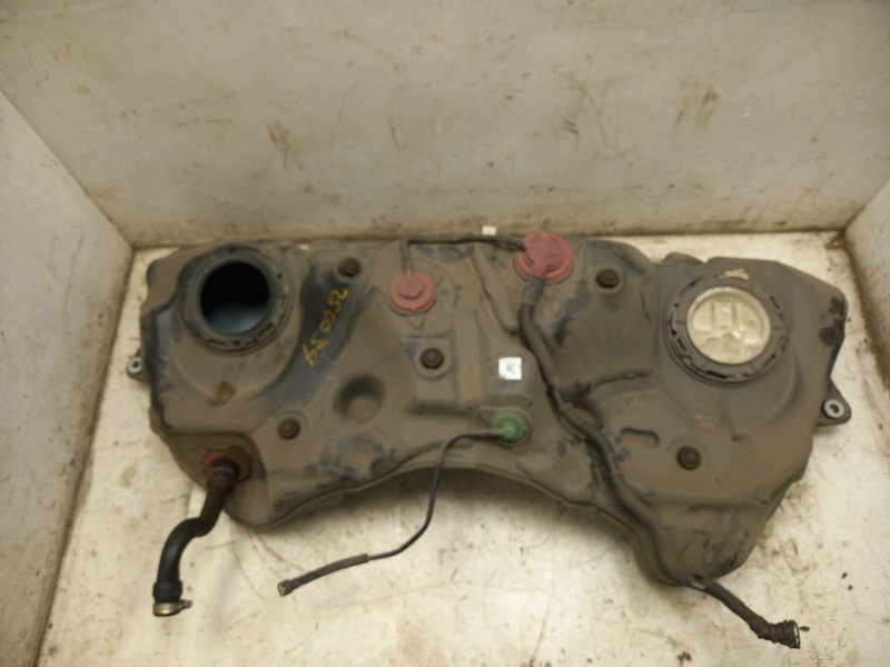 16 17 LEXUS IS200T F-SPORT FUEL TANK