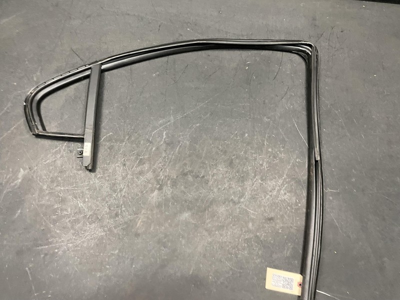 Rear Right Door Window Glass Run Channel 2019 Chevrolet Sonic 95367403 12 - 20