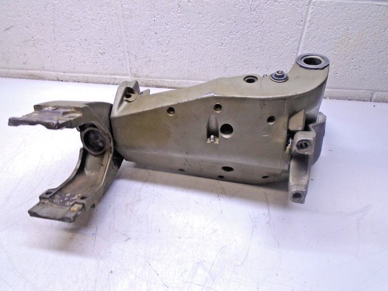 G1 385668 Johnson Evinrude 1973 Long Swivel Bracket + Steering Arm Mount 65 HP