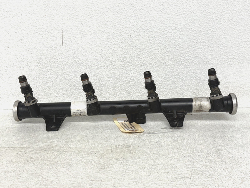 ⭐03-04 CHEVROLET SSR 5.3L V8 RIGHT FUEL RAIL PIPE W/ INJECTOR 145K OEM LOT2686