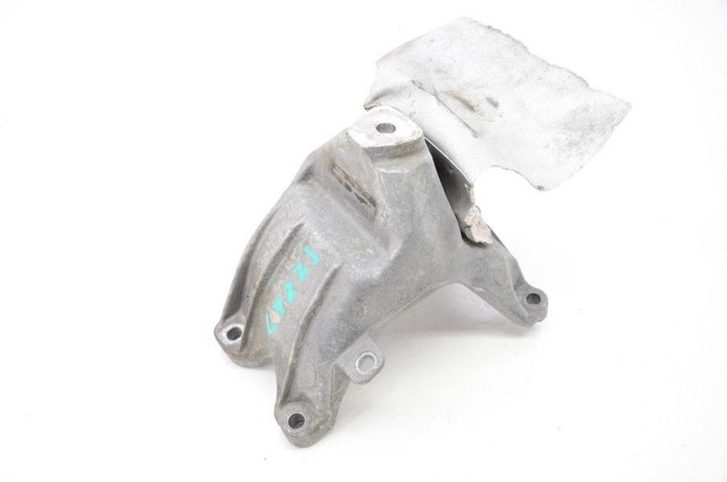 2017-2018 Porsche Macan 2.0L Passenger Right Side Engine Mount Bracket 8K0199308