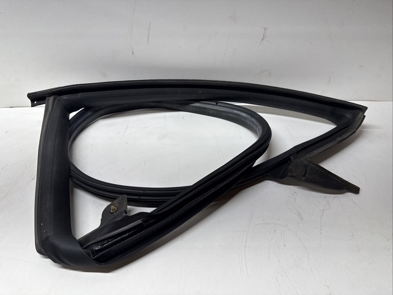 17-23 TESLA MODEL 3 REAR LEFT DOOR SEAL RUBBER WEATHERSTRIP STRIP 10075 S2