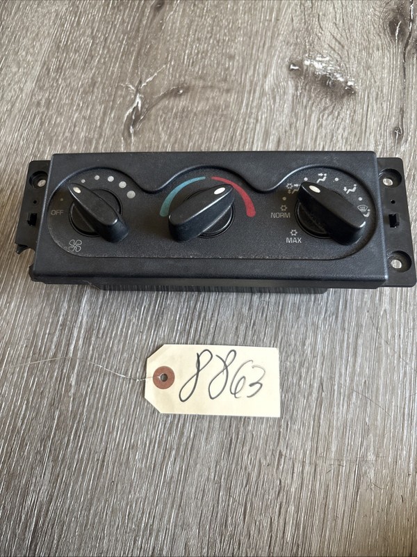 INTERNATIONAL AC CONTROL PANEL - P/N:3545543C3 Broken
