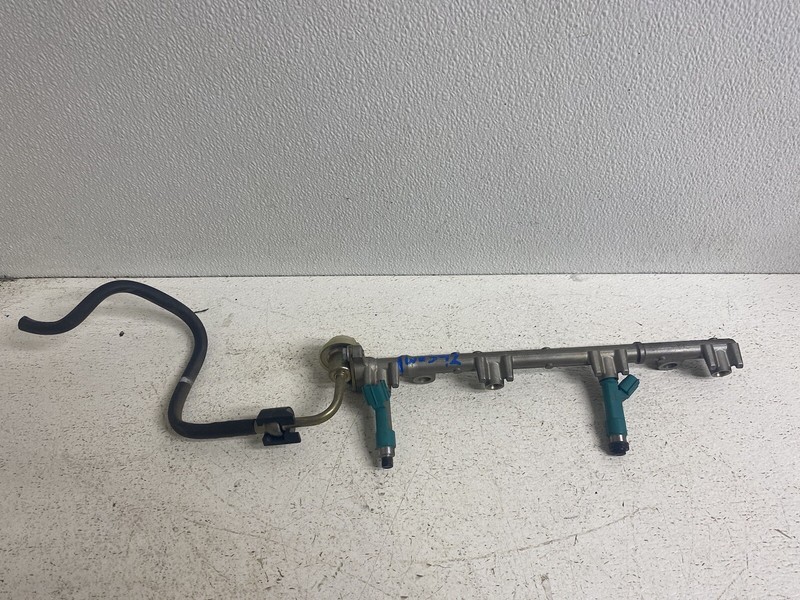 2004-2006 ToyotaCamry Injector Rail 2.4 4 Cylinder Missing 2 Oem