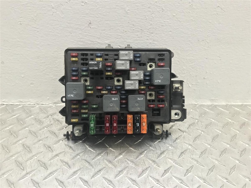 00 01 02 CHEVROLET SUBURBAN YUKON XL 1500 2500 5.3L ENGINE FUSE BOX OEM 15328806