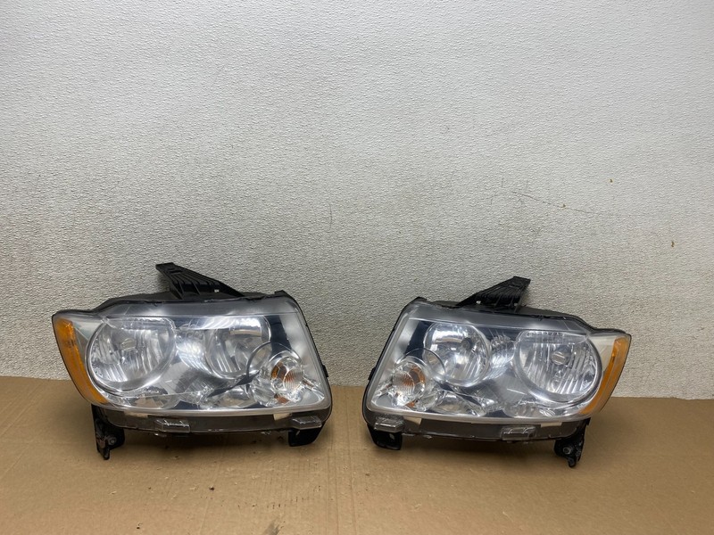 2011-2013 Jeep Grand Cherokee Left+Right Halogen Headlights T8174 DW