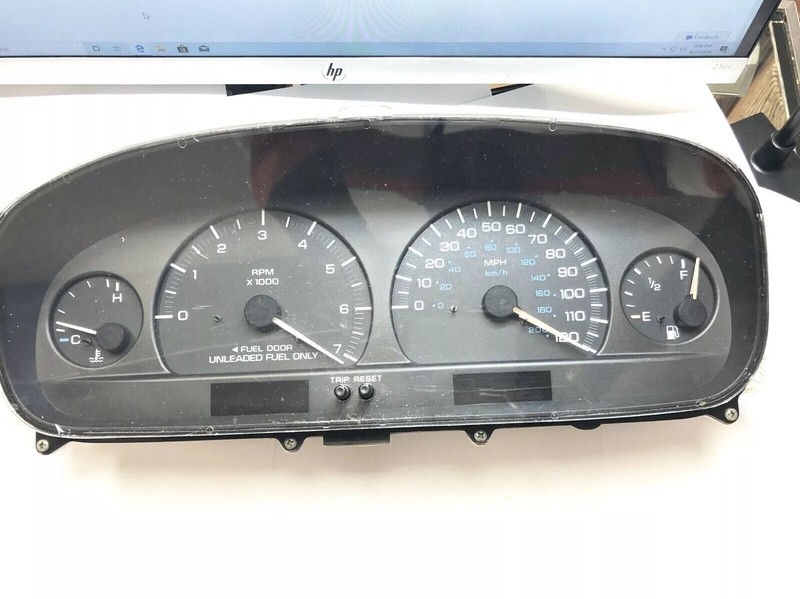 Fairly New 1996-98 Chrysler Town Country instrumental gauge cluster speedometer/