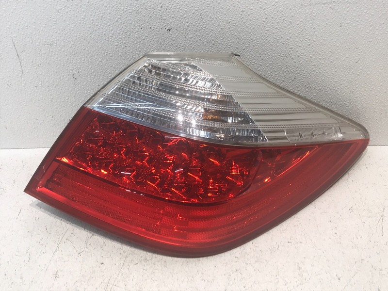 2009-11 Hyundai Genesis Right Passenger Quarter Mounted Tail Light Lamp OEM
