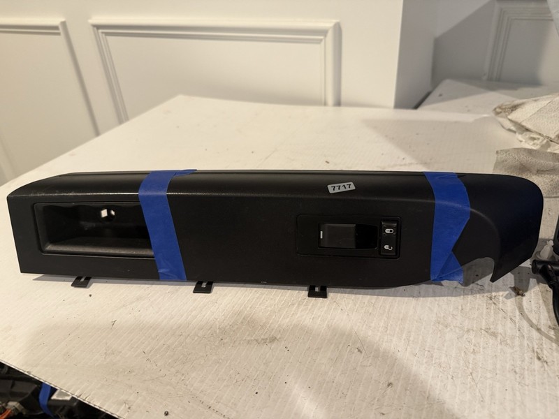 2011 - 2017 JEEP PATRIOT FRONT RIGHT WINDOW SWITCH INNER BEZEL BLACK