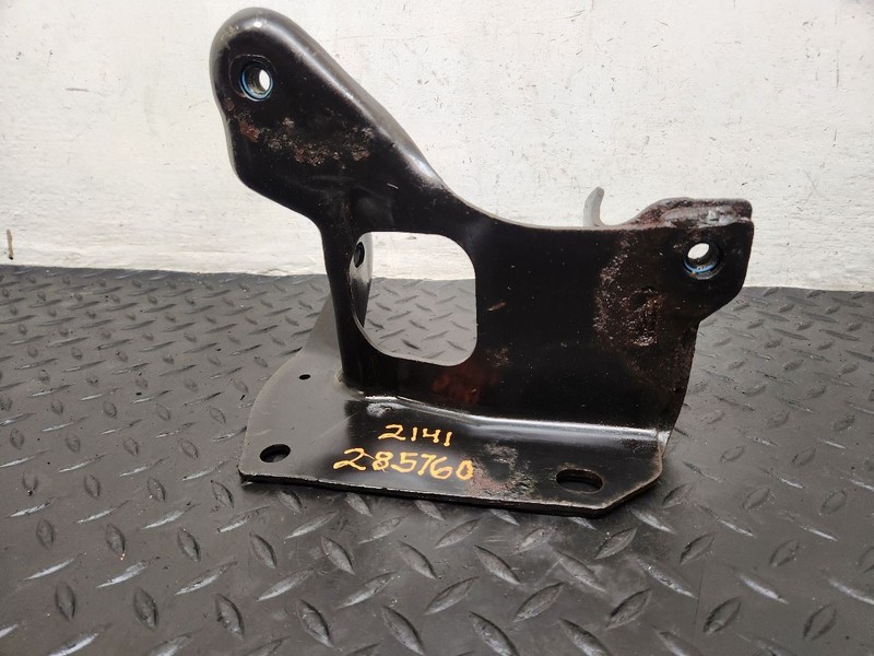 05-06 Dodge Durango 4x4 4.7L V8 Right Engine Mount Bracket OEM 52005006AD