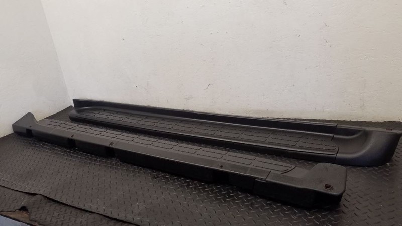 05-06 Chevrolet Tahoe Running Boards Step Bars W/O Brackets Pair OEM 10394624