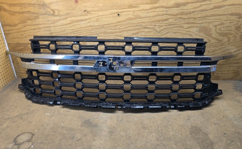 2021 2022 2023 Chevrolet Tahoe Suburban Front Upper Grille 85525322 OEM DAMAGED