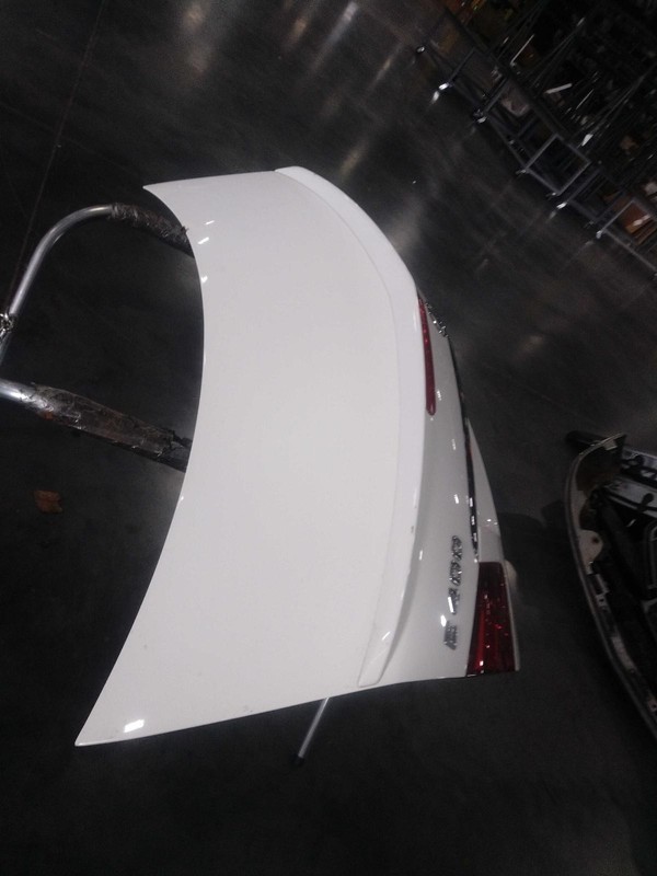 2015 Mercedes-Benz E-Class White Deck Lid OEM Good Condition NJ25-22106-552570