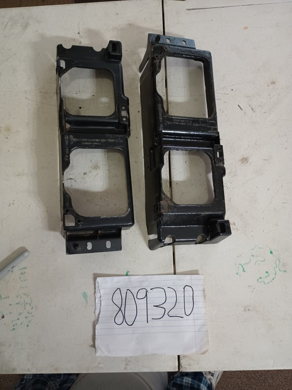 88 89 90 91 BUICK SKYLARK HEADLIGHTMOUNT BRACKET ASSEMBLY SET LH , RH