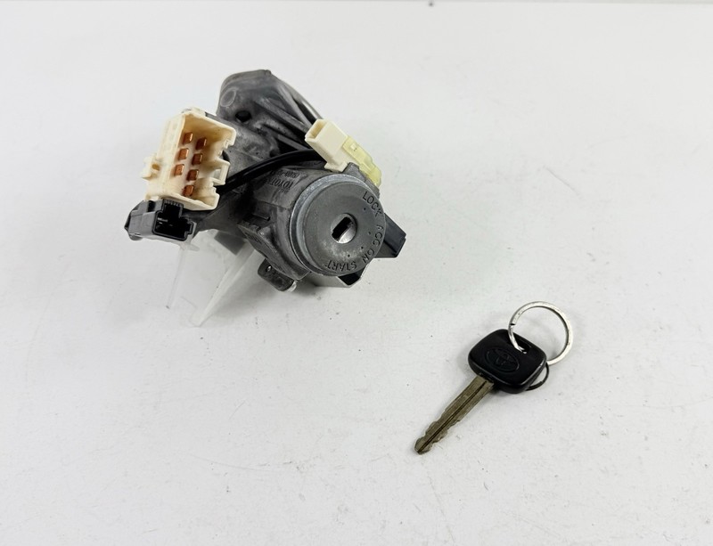 2011-2014 Toyota Sienna Ignition Switch W/ (1) Key OEM 45020-02-7 Used