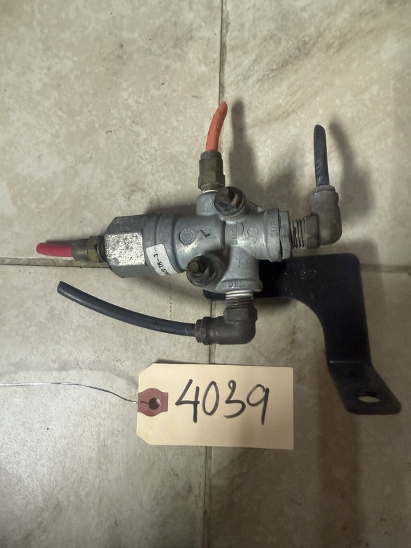 VOLVO VNL 760 AIR BRAKE VALVE BENDIX - P/N: 108620
