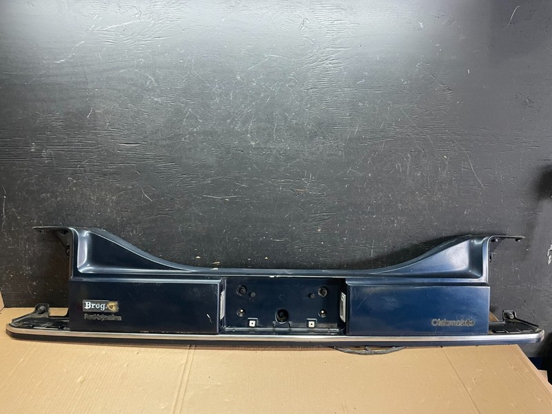 1986 - 1990 Oldsmobile Delta 88 Tail Light Panel Oem Valance Filler M9012 DG