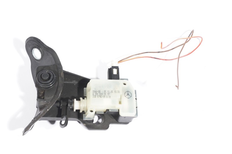 2006-2008 MERCEDES BENZ CLS500 W219 FUEL DOOR RELEASE ACTUATOR OEM
