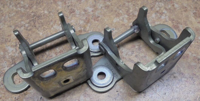 2003 Jeep Liberty Sport 3.7L 3.7 L Right Rear Door Hinge Upper Top Bottom Lower