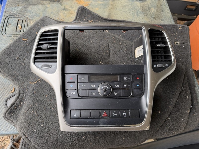 2011-2013 JEEP G. CHEROKEE LAREDO AC HEAT CLIMATE CONTROL DASH PANEL 68111109AL