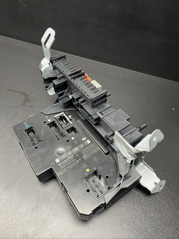 2010 2011 Mercedes W212 E350 E550 Rear Fuse Relay Box SAM Assembly A2129000004