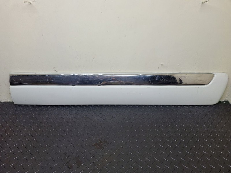 00-06 GMC Yukon Models Front Right Door Molding White Chrome OEM 15176375
