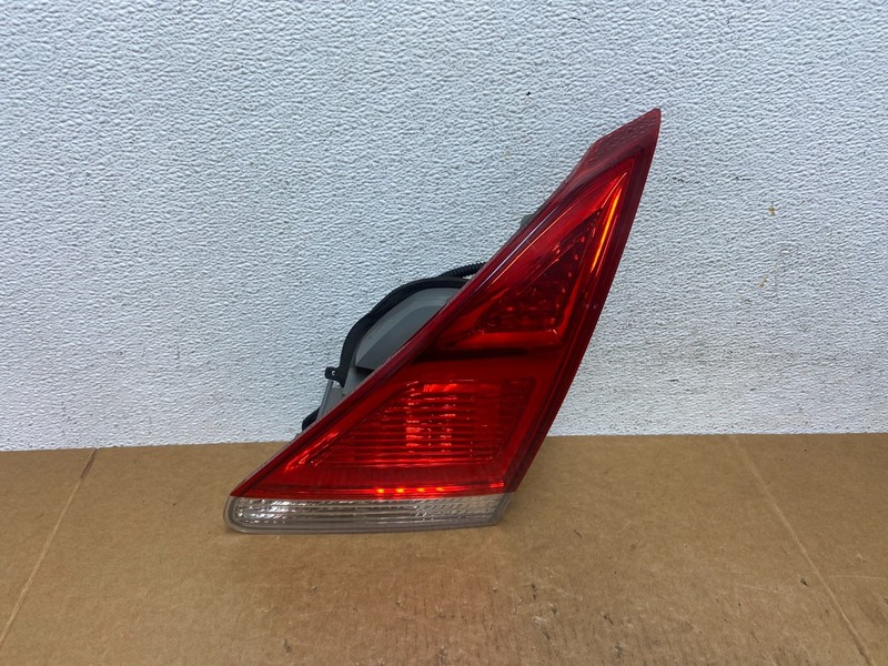 2009 to 2012 Toyota Venza Right Passenger RH Side Inner Tail Light OEM AE0365 DG