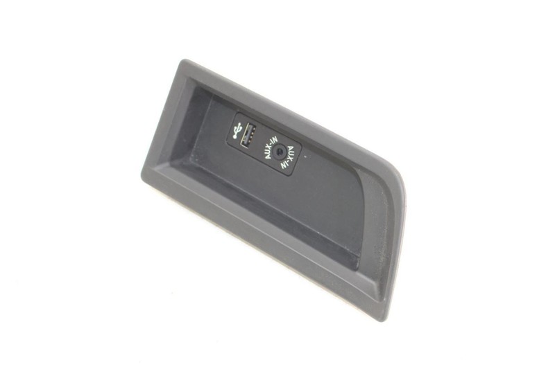 15-17 BMW M4 Coupe Center Console Aux USB Port 105026812