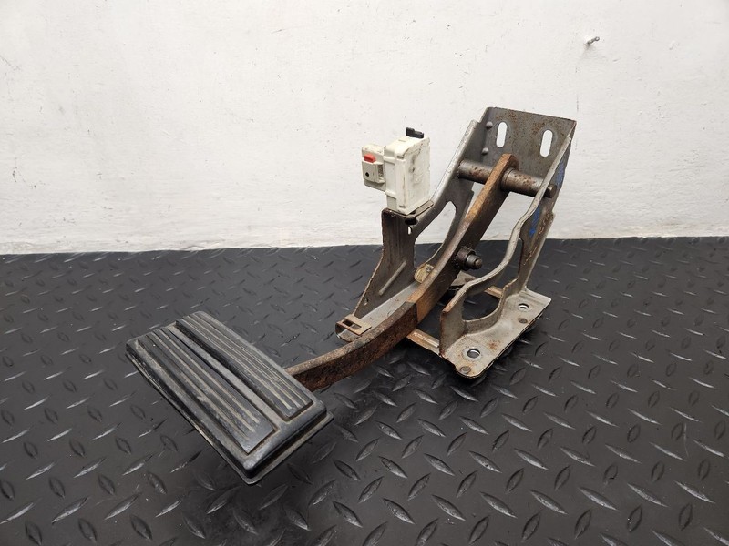 03-07 Dodge Caravan Brake Pedal W/ Bracket Assembly OEM 4721735AC