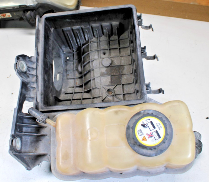 07-09 LINCOLN NAVIGATOR ENGINE AIR INTAKE CLEANER BOX W/ COOLANT RESERVOIR OEM