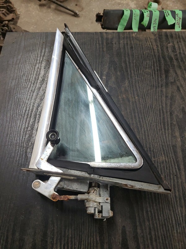 1966 MERCEDES-BENZ 250S LEFT FRONT WING WINDOW