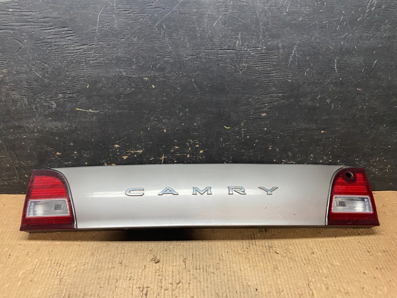 1995 1996 Toyota Camry Center Trunk Rear Tail Light OEM Y6599 DG