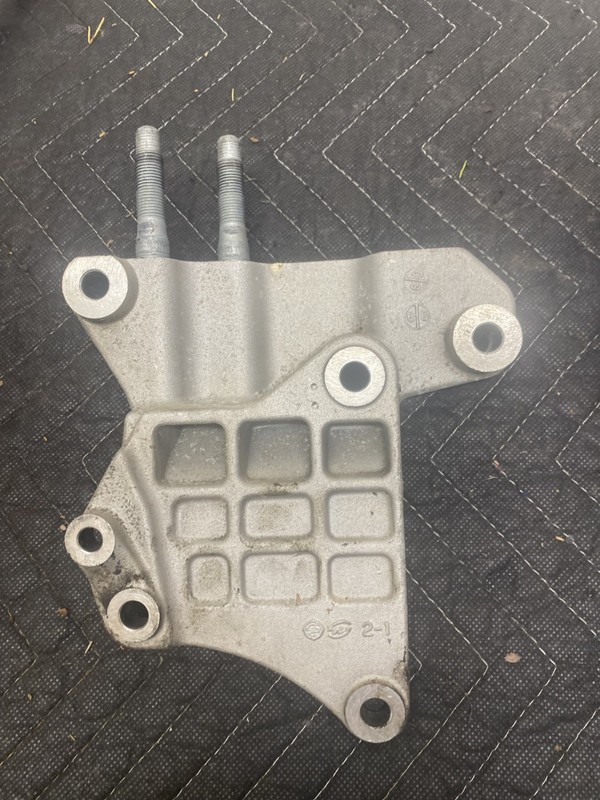 2017 KIA SORENTO LX ENGINE MOUNT SUPPORT BRACKET OEM