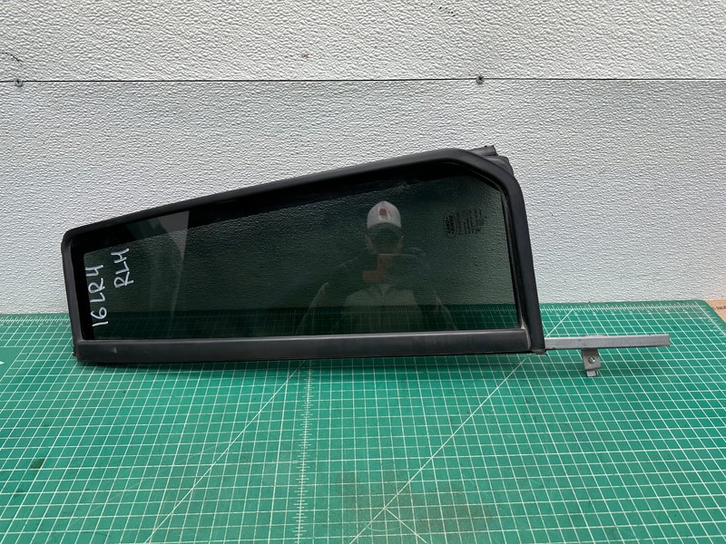 05-16 LAND ROVER REAR LEFT DRIVER DOOR FIXED QUARTER WINDOW GLASS OEM