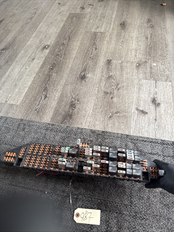 INTERNATIONAL FUSE / RELAY BLOCK - P/N: 10970916 C
