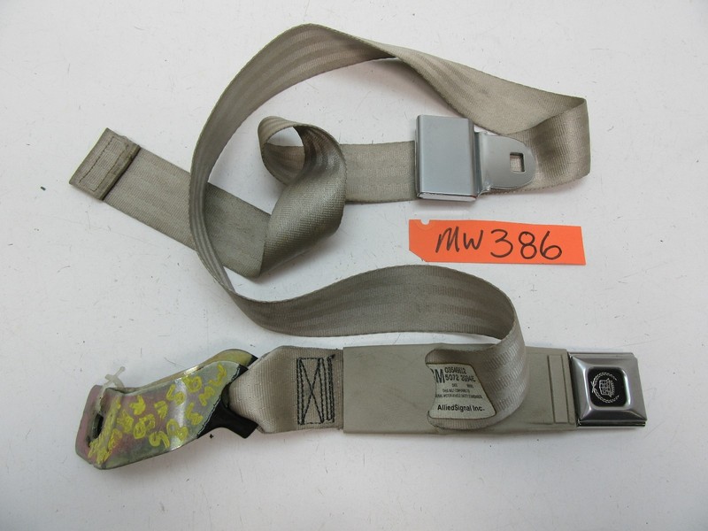 94-96 ELDORADO REAR MIDDLE CENTER LAP SEAT BELT BUCKLE HARNESS LATCH RECEIVER