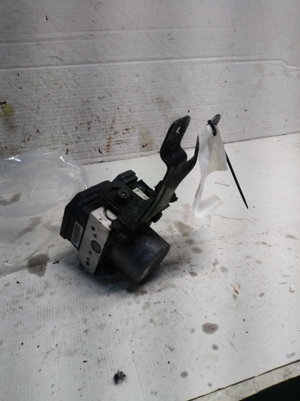 2016 Hyundai Veloster ABS Hydraulic Assembly OEM 589202V480 108k Miles Silver