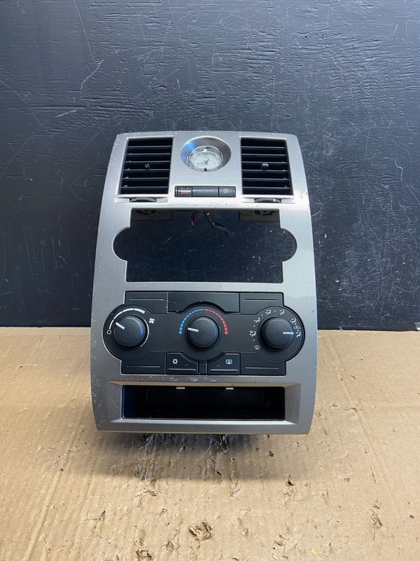 2005 to 2007 Chrysler 300 Dash Heater A/C Climate Control Radio Panel AD6973 DG